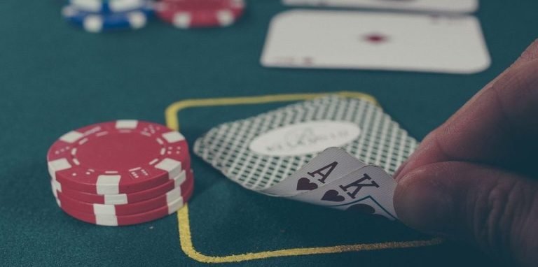 Dealer casino langsung membagikan kartu dalam suasana kasino yang mewah dan elegan